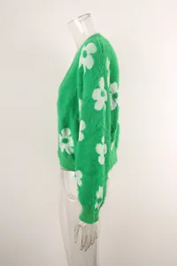 Perfil lateral de un cárdigan de punto verde suave con patrones de flores blancas en maniquí.
