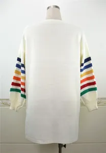 Pull en maille blanc surdimensionné avec des manches à rayures arc-en-ciel, vue arrière.
