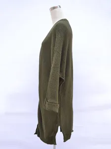 Seitenansicht des olivgrünen, mittellangen Strickcardigans auf einer Schaufensterpuppe.