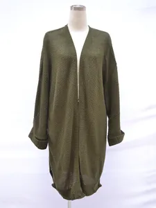 Detailansicht eines olivgrünen langen Cardigans aus Waffelstrick auf einer Puppe.