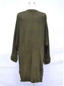 Detaillierte Rückansicht eines armeegetrünen Oversize-Strickcardigans mit Textur