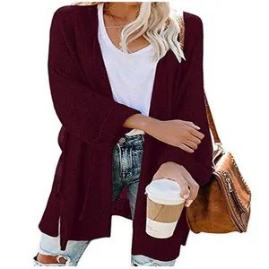 Gemütliche kastanienbraune Oversized-Strickjacke für Damen mit langen Ärmeln.