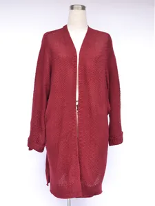 Vorderansicht eines langärmeligen kastanienbraunen Strickcardigans an einer Schneiderpuppe.