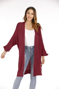 Eleganter weinroter langer Strickcardigan für Damen, ideal für den Lagenlook im Frühling.