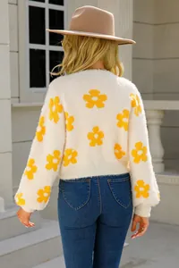 Vista trasera de un jersey de punto blanco y suave con motivos de flores amarillas