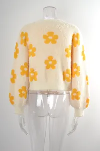 Vista trasera detallada de una chaqueta de punto crema suave con flores amarillas