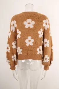Vista trasera detallada de cárdigan corto marrón de punto suave con flores blancas