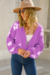 Primer plano de la suave textura de mohair de esta chaqueta de punto lila con flores.
