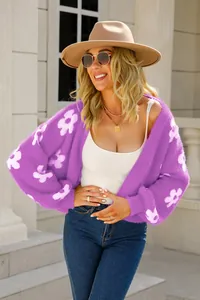Primer plano de una chaqueta de punto violeta con flores y textura muy suave