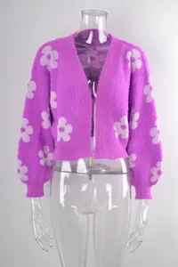 Detalle de un cárdigan de punto morado suave con encantadores motivos florales blancos