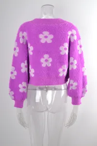 Vista trasera de un cárdigan corto morado peludo con motivos florales blancos
