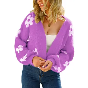 Cárdigan de punto morado suave con motivos floraux blancos, perfecto para la moda de otoño.