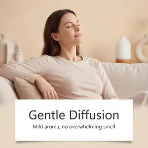 Frau entspannt sich zu Hause mit sanfter Weihrauch-Aromatherapie-Diffusion