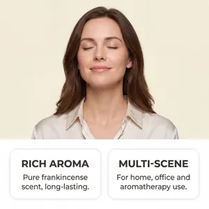 Frau genießt den beruhigenden Duft von reinem Weihrauch-ätherischem Öl für Aromatherapie