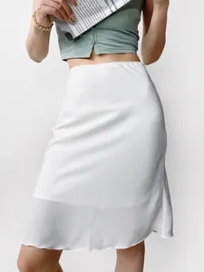Vue détaillée d'une jupe midi en satin blanc à taille haute avec un fini très soyeux