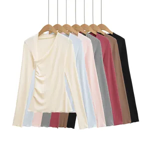 Vue détaillée des t-shirts à manches longues avec col asymétrique en plusieurs couleurs