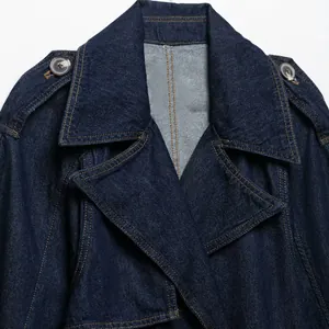 Detailansicht eines dunkelblauen Denim-Trenchcoats mit Revers und Schulterklappen