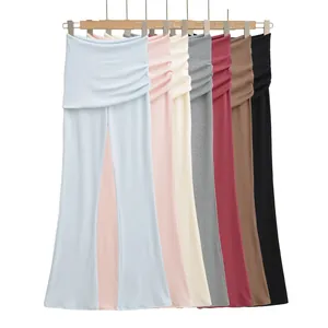 Plusieurs couleurs de pantalons décontractés micro-flare à taille haute sur un cintre