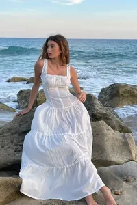 Elegante vestido maxi blanco con volantes y botones para un look de vacaciones de verano