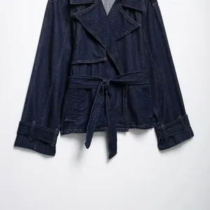 Eleganter kurzer dunkelblauer Denim-Trenchcoat mit verstellbarem Gürtel und Revers