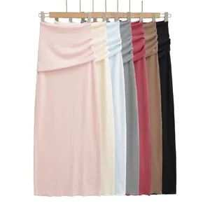 Assortiment de jupes longues ajustées de différentes couleurs sur un support à vêtements