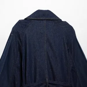 Detaillierte Rückansicht eines dunkelblauen Oversize-Denim-Trenchcoats mit Kontrastnähten