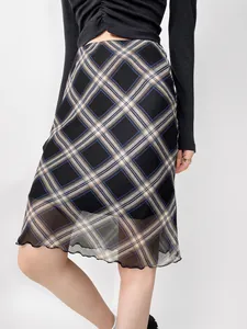 Vue détaillée d'une jupe midi à carreaux style coréen vintage avec taille haute.