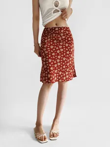 Jupe mi-longue rétro à fleurs rouge rouille élégante avec une taille haute flatteuse