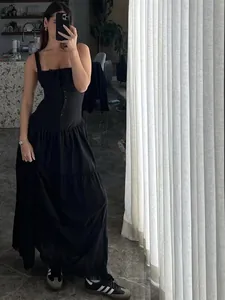 Vista de cuerpo completo de un vestido largo negro con volantes y botones
