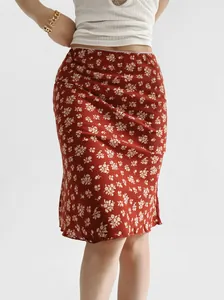 Vue détaillée d'une jupe mi-longue fleurie rouge de style coréen vintage pour femmes