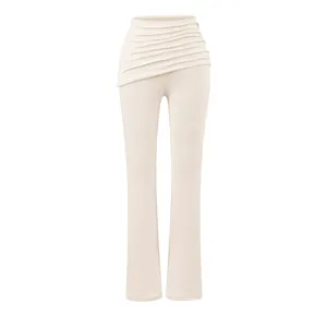 Vue détaillée de la taille haute drapée asymétrique sur ce pantalon évasé crème élégant