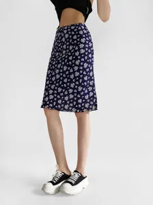 Vue détaillée d'une jupe midi vintage bleu marine à fleurs pour un look d'été chic