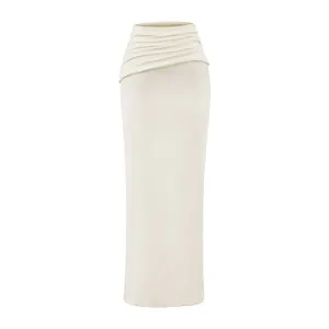 Jupe longue élégante beige à taille haute, coupe ajustée avec détails de plis à la taille