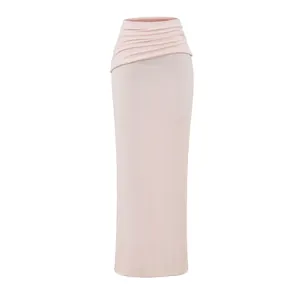 Vue détaillée de cette élégante jupe longue rose à taille haute avec drapé asymétrique