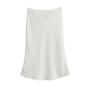 Jupe mi-longue élégante en satin blanc à taille haute avec un drapé fluide soyeux
