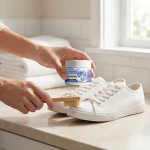 Detalle de la pasta de limpieza multifuncional aplicada sobre una zapatilla blanca.