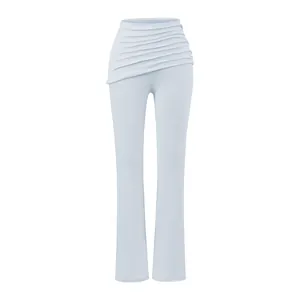 Détail du pantalon évasé bleu clair avec une taille drapée asymétrique élégante.