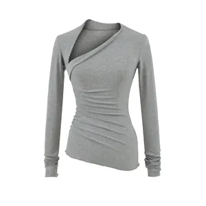 Vue détaillée d'un t-shirt gris à manches longues avec col asymétrique et fronces