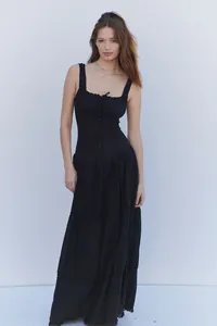 Vestido largo negro elegante de capas con botones frontales y tirantes plisados para vacaciones.