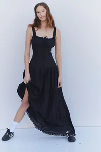 Vestido largo negro estilo boho con volantes, botones frontales y falda de capas