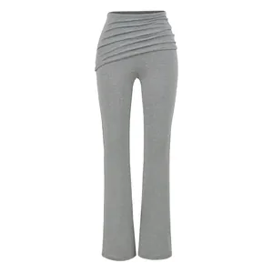 Pantalon de yoga évasé gris avec une taille haute drapée asymétrique vraiment unique.