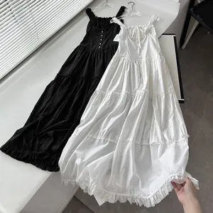 Vista detallada de elegantes vestidos largos de verano con volantes y botones delante