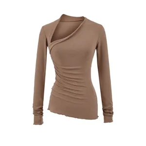 T-shirt marron ajusté à manches longues avec col asymétrique et détails plissés élégants