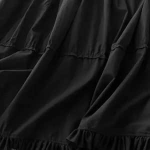 Detalle de primer plano del dobladillo con volantes y la tela en capas de este vestido maxi