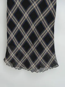 Vue détaillée d'une jupe midi vintage à motif écossais bleu et marron pour femme.