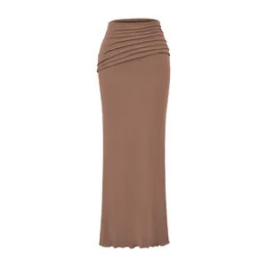 Détail montrant l'élégant drapé à la taille haute de cette jupe longue marron