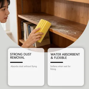Detalle de una esponja limpiadora amarilla absorbente limpiando polvo de un estante de madera