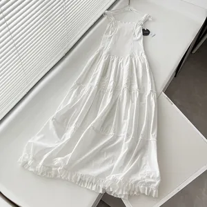 Detalle del dobladillo con volantes y capas de un vestido largo blanco de verano