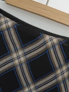 Gros plan sur la texture du tissu écossais d'une jupe mi-longue rétro à carreaux