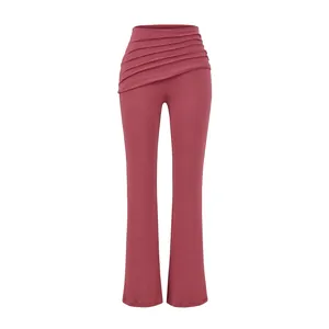 Vue de face d'un pantalon évasé bordeaux avec un détail drapé asymétrique à la taille.